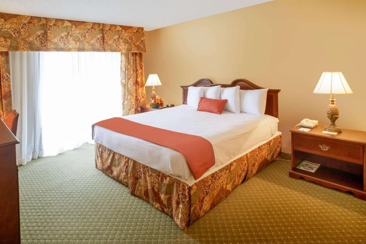 Clarion Hotel & Suites Convention Center Fredericksburg Exterior photo