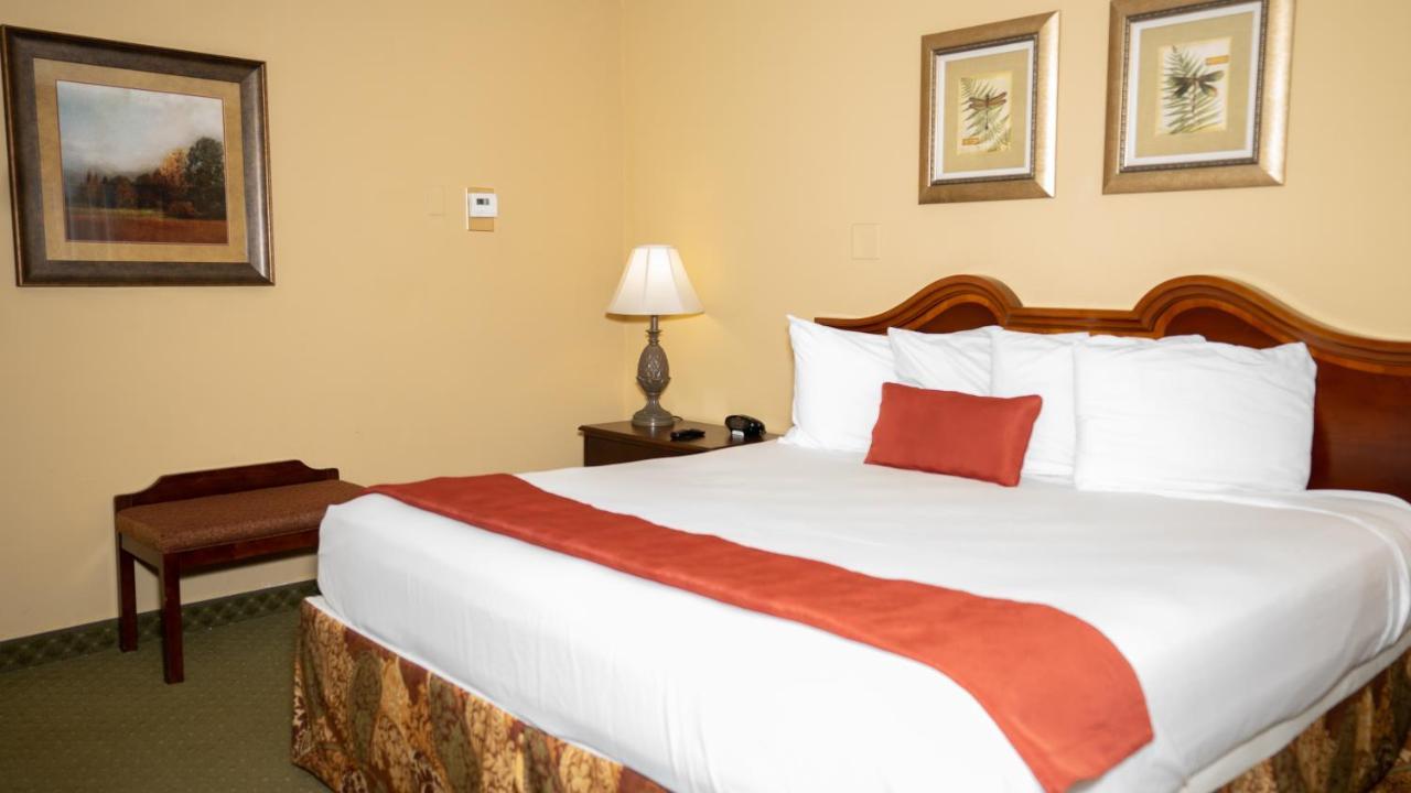 Clarion Hotel & Suites Convention Center Fredericksburg Exterior photo