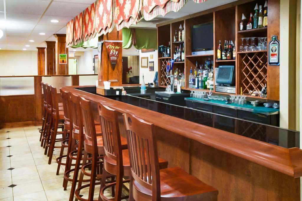 Clarion Hotel & Suites Convention Center Fredericksburg Restaurant photo